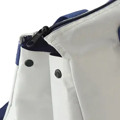 両サイドのボタンを外せばたっぷり入ります。 両サイドのボタンを外せばたっぷり入ります。