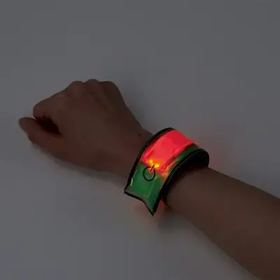 LEDは点滅(2段階)、常時点灯から切り替えられるボタン付き LEDは点滅(2段階)、常時点灯から切り替えられるボタン付き