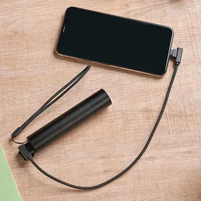 充電ケーブルで接続しスマホなどにチャージします。 充電ケーブルで接続しスマホなどにチャージします。