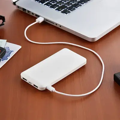 PCのUSBポートに付属のケーブルをつなぎ充電します。 PCのUSBポートに付属のケーブルをつなぎ充電します。