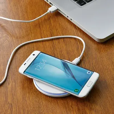 充電中はライトがブルーに光ります。 充電中はライトがブルーに光ります。