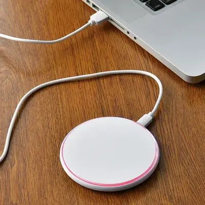 待機中は赤色に光ります。 待機中は赤色に光ります。