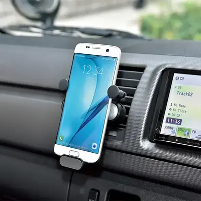 スマホの重みで固定されるので取り外しも簡単。 スマホの重みで固定されるので取り外しも簡単。
