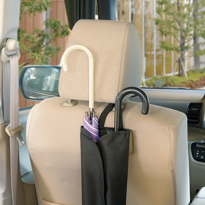 濡れた傘をサッと入れれば車内が濡れず快適空間。 濡れた傘をサッと入れれば車内が濡れず快適空間。