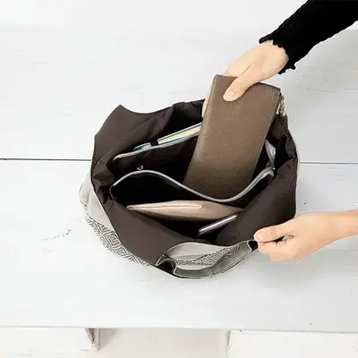 内側にポケットとファスナー付きセパレートポケット付きで実用性も抜群。 内側にポケットとファスナー付きセパレートポケット付きで実用性も抜群。