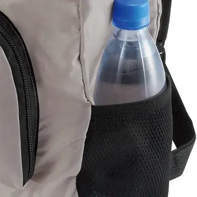 サイドポケットにはペットボトルも収納できます。
