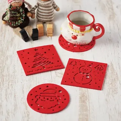 クリスマスモチーフのコースターでテーブルをクリスマス仕様に。 クリスマスモチーフのコースターでテーブルをクリスマス仕様に。