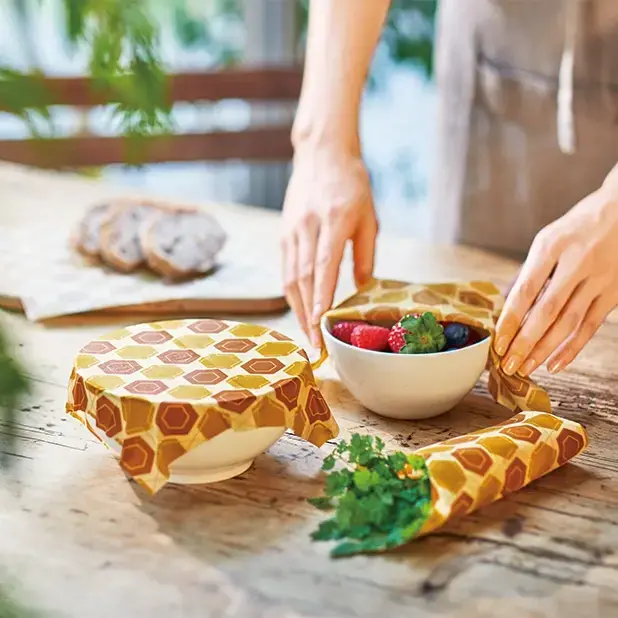 手で温めれば食器や食材など様々な形状にフィットします。