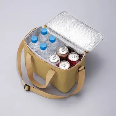350ml、500ml缶、600mlサイズのペットボトルなら8本入ります。 350ml、500ml缶、600mlサイズのペットボトルなら8本入ります。