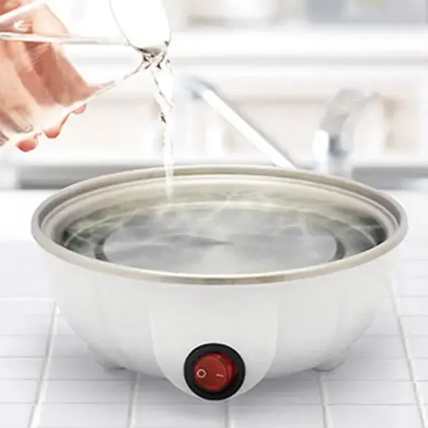使用法）本体内側の吸水ラインまでお水を注ぎます。