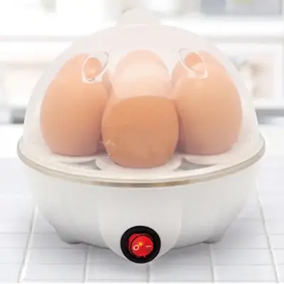 使用法）たまごをいれてスイッチを入れるだけ。数分待てば理想のゆで卵の出来上がり。