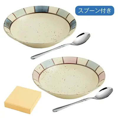 磁器製で丈夫で軽いプレート皿+スプーンのセット。 磁器製で丈夫で軽いプレート皿+スプーンのセット。