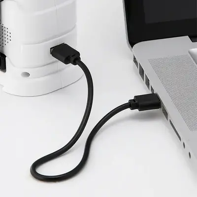 USBケーブルをつないで充電できます。 USBケーブルをつないで充電できます。