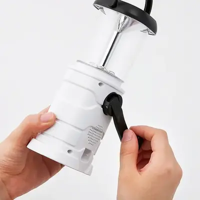 ハンドルを回してダイナモで発電。 ハンドルを回してダイナモで発電。