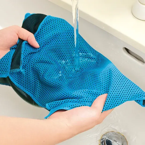 水に濡らし、絞って使えば涼感がえられるタオルです。