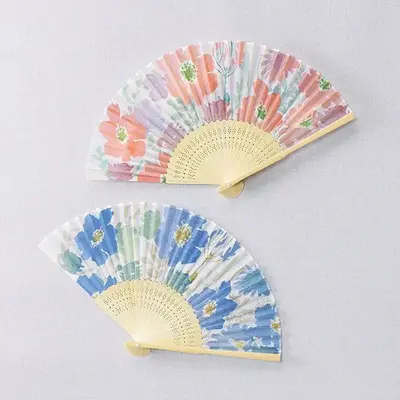やさしく気持ちのいい冷風が気持ちのいい扇子です。 やさしく気持ちのいい冷風が気持ちのいい扇子です。