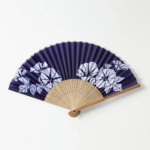 日本らしい上品な絵柄を施した上質な扇子です。