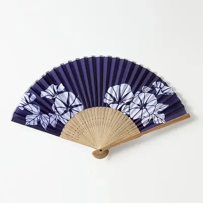 日本らしい上品な絵柄を施した上質な扇子です。 日本らしい上品な絵柄を施した上質な扇子です。