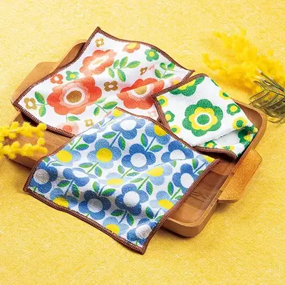 レトロポップな花柄が気分をウキウキさせてくれるハンドタオルです。 レトロポップな花柄が気分をウキウキさせてくれるハンドタオルです。