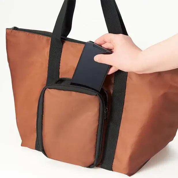 お買い物バッグの際にはサコッシュがアウターポケットとして使用できます。