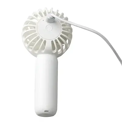 付属のType-Cケーブルで素早く充電できます。 付属のType-Cケーブルで素早く充電できます。