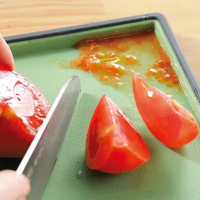 ゆるい傾斜付で汁物なども一か所にまとまります。 ゆるい傾斜付で汁物なども一か所にまとまります。