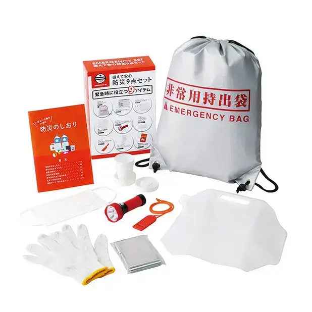 ナップサックタイプの非常袋に災害必需品9点をセット。避難の際に手を塞ぐことがなく安全です。