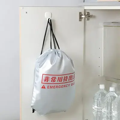 玄関収納裏など手に取りやすい場所の壁や戸裏などにぶら下げて常備できます。 玄関収納裏など手に取りやすい場所の壁や戸裏などにぶら下げて常備できます。