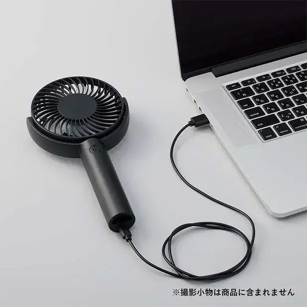 付属のType-Cケーブルで内蔵の蓄電池に充電します。