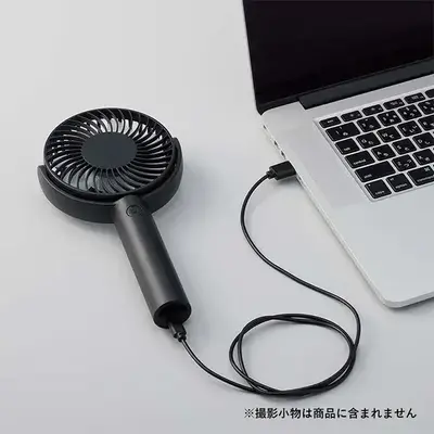 付属のType-Cケーブルで内蔵の蓄電池に充電します。