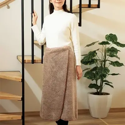 腰巻として。調整用ボタンが2つ付き、サイズ調整が可能です。 腰巻として。調整用ボタンが2つ付き、サイズ調整が可能です。