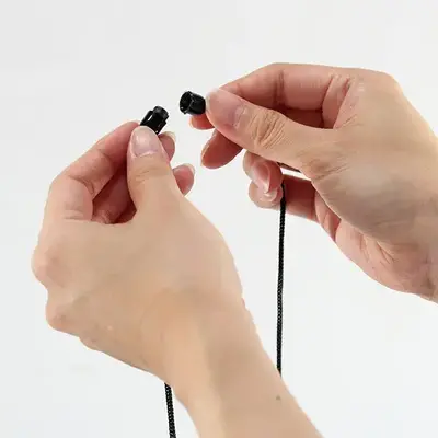 強い力で引っ張れば外れる安全ストラップ。 強い力で引っ張れば外れる安全ストラップ。