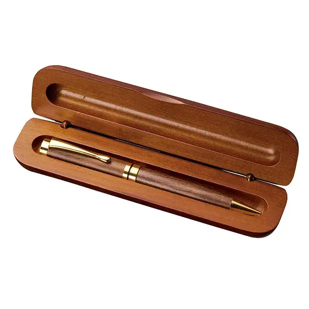 木製ケースに木製ボールペンが1本入っています。