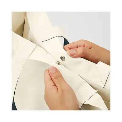 口元はホック止めできるので、荷物が飛び出さず安心です。A4サイズも余裕で入り、内側の撥水加工で汚れにくく衛生的に使えます。 口元はホック止めできるので、荷物が飛び出さず安心です。A4サイズも余裕で入り、内側の撥水加工で汚れにくく衛生的に使えます。