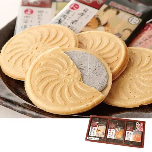 群馬名物、磯部煎餅の間に黒胡麻クリームをサンドした洋風煎餅です。