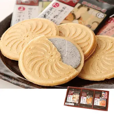 群馬名物、磯部煎餅の間に黒胡麻クリームをサンドした洋風煎餅です。 群馬名物、磯部煎餅の間に黒胡麻クリームをサンドした洋風煎餅です。
