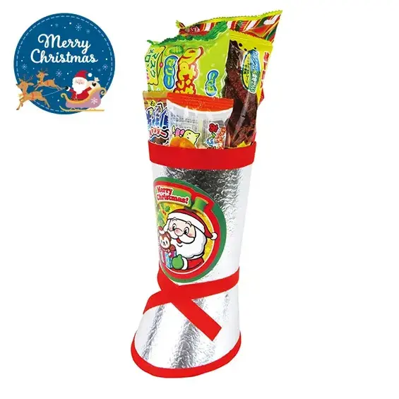 クリスマス定番の銀靴に駄菓子を詰め合わせました。