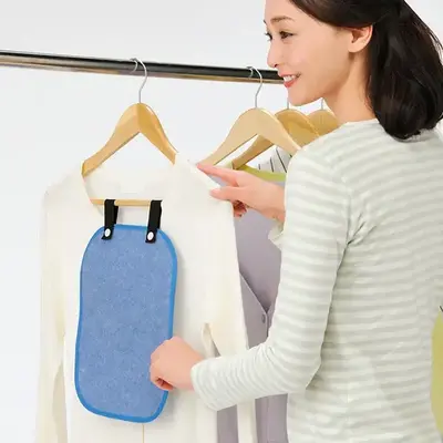 クローゼット内にハンガーなどにぶら下げて。 クローゼット内にハンガーなどにぶら下げて。