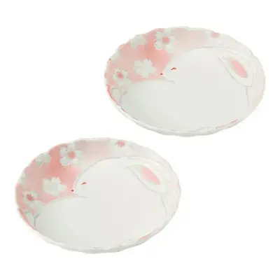 新春を飾るにふさわしいやさしい色合いの花模様とウサギが描かれた小皿2枚組です。