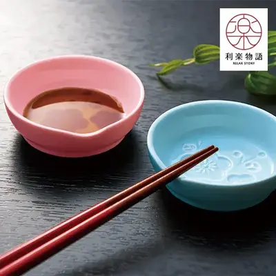 お醤油や薬味用の小皿としても、箸置きとしても使えるかわいい豆皿2枚組。 お醤油や薬味用の小皿としても、箸置きとしても使えるかわいい豆皿2枚組。