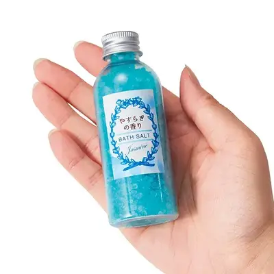 お渡ししやすい手のひらサイズのボトル入り。 お渡ししやすい手のひらサイズのボトル入り。