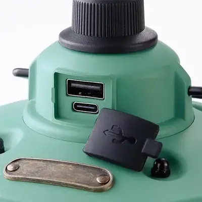 蓄電口にはキャップを取り付け、ほこりや水が入りにくい親切設計になっています。 蓄電口にはキャップを取り付け、ほこりや水が入りにくい親切設計になっています。