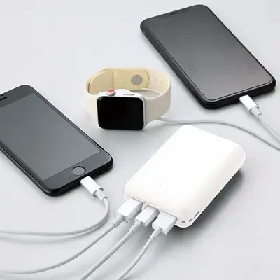 3つの出力ポートを持ち、大容量で3台同時充電可能なモバイルバッテリーです。 3つの出力ポートを持ち、大容量で3台同時充電可能なモバイルバッテリーです。