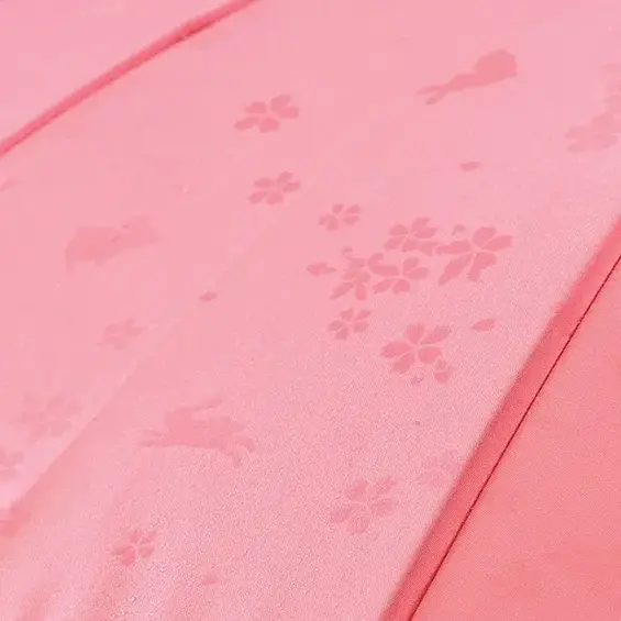 雨にぬれるとほんのり桜の花が浮かび上がります。