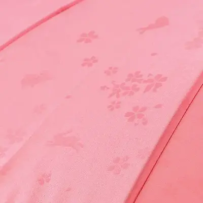 雨にぬれるとほんのり桜の花が浮かび上がります。