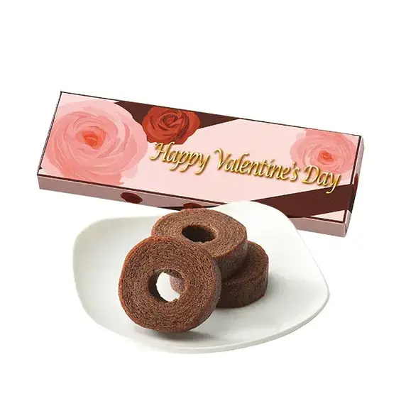 バレンタインにふさわしいチョコ風味のバウムクーヘンを食べやすい大きさにカットし、バレンタインのパッケージに入れてお届けします。
