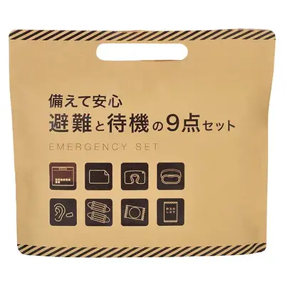 自立するマチ付きの防災バッグ入り。持ち手付きで携帯しやすいのもポイント。