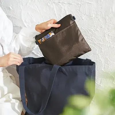 ショルダーベルトは取り外しができ、バッグインバッグとしても使えます。 ショルダーベルトは取り外しができ、バッグインバッグとしても使えます。