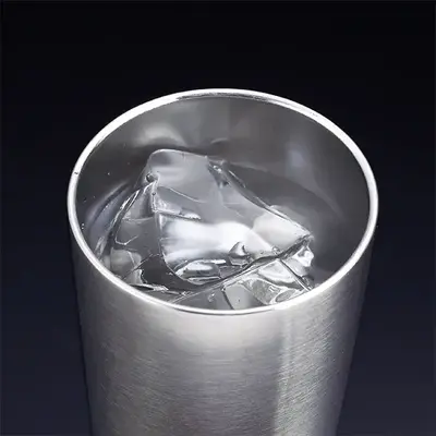 真空構造だから冷たいドリンクも結露しにくく快適に使用できます。 真空構造だから冷たいドリンクも結露しにくく快適に使用できます。