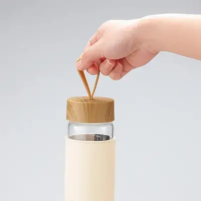 蓋部分にはストラップ付きだから持ち運びに便利。 蓋部分にはストラップ付きだから持ち運びに便利。
